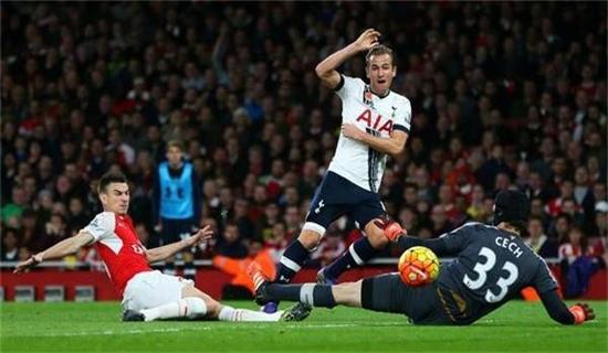 利物浦客场2-0领先曼城，出征客场的利物浦球迷陷入狂欢.